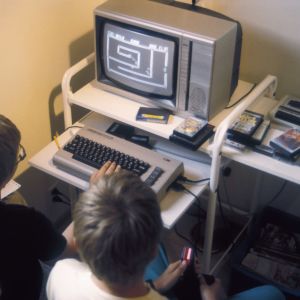 Kaksi poikaa pelaamassa Commodore 64 -tietokoneella 1986.