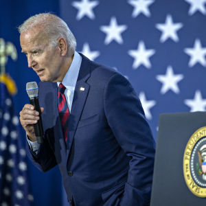 Joe Biden pitää puhettaan Floridan Hallandale Beachissä järjestetyssä demokraattien tapahtumassa 1. marraskuuta 2022.