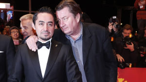 Sherwan Haji och Aki Kaurismäki på röda mattan i Berlin, 2017. Aki Kaurismäki med Simon Hussein Hussein Al-Bazoon (till vänster) och Sherwan Haji (mitten) vid filmfestivalen i Berlin den 18 februari 2017.
