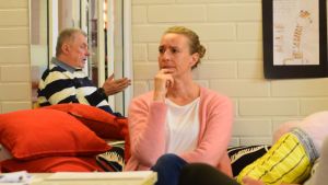 Föräldern Daniela Andersson ställer sig skeptisk till de nuvarande planerna. Till vänster syns tekniska chefen Peter Bergman. Daniela Andersson, ordförande för Hem och Skola vid Kyrkfjärdens skola, sitter och pratar med Ingås tekniska chef Peter Bergman (som syns via en spegel).