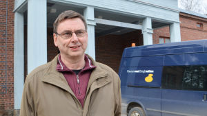Det finns hundra år gamla vattenledningar i Borgå berättar Peter Ekstam, arbetschef på Borgå vatten. man framför hus och skåpbil där det står borgå vatten