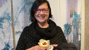Birgitta Palmqvist tyckte alla tårtor var goda, men den här tog priset. birgitta palmqvist håller i en runebergstårta som ser ut som ett muffins