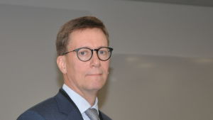 Mikko Pietilä, chefsöverläkare på ÅUCS, säger att vårdare som låter bli att vaccinera sig inte byter arbetsuppgift. Däremot ska de använda full skyddsutrustning. Närbild på Mikko Pietilä.