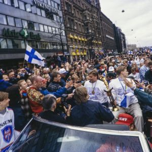 Suomen jääkiekkomaajoukkue juhlakulkueessa palattuaan jääkiekon maailmanmestaruuskisoista 1995