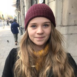 Astrid Eckerbom tycker att alla arbetsplatser kunde ha bindor och tamponger på toaletterna. Astrid Eckerbom