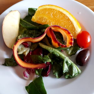 Inhemska ekologiska salladsingredienser kan vara svåra att få året runt. Tallrik med en liten sallad på.