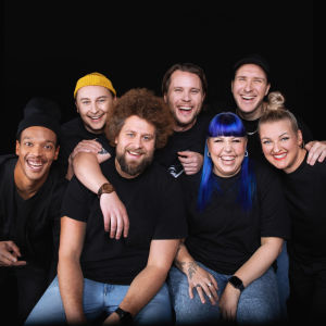 YleX:n juontajat Libiso, Parikka, Viki, Pehkonen, Aikku, Köpi ja Poikelus hymyilevät kameralle pukeutuneena mustiin t-paitoihin.
