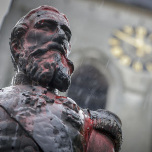 En staty föreställande kung Leopold den andra av Belgien. Statyn har vandaliserats av demonstranter som vill avlägsna statyerna.