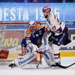 Niklas Bäckström vaktade Tapparamålet mot sin tidigare klubb HIFK. Niklas Bäckström vaktade Tapparamålet mot sin tidigare klubb HIFK.