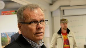 Stadsdirektör Olavi Kaleva har inte upplevt att fullmäktiges arbete och roll inte skulle värdesättas. tre män