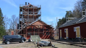 Det gamla lokstallet får nytt koppartak. Lokstall får nytt tak på Borgå järnvägsstation
