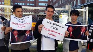 Samiullah Maliki, Nasir Zamani och Mohammad Walid vill påverka attityderna i Finland gentemot immigration i en positiv riktning. Demonstrerade utanför Migri 8.9.2016