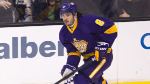 Drew Doughty i en retrouniform. Sedan NHL-säsongen 1988-89 har Kings spelat i silver och svart. Drew Doughty.
