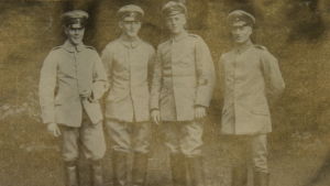 Fyra jägare. Dr. Sahlmann (Salminen) längst till höger Jägarna Nordenswan, v. Bonsdorff, Schauman och Sahlmann (Salminen)
