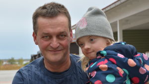 Göran Heikius med dottern Elin. Vi vill det bästa för Elin och Elins skolgång, skolans system och praktiska arrangemang får inte vara det som styr - så står det bland annat i det brev som familjen Heikius nyligen har skickat till Vasa stad. Far och dotter. Göran Heikius håller dottern Elin i famnen.