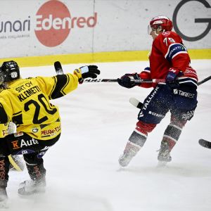 Olli Palola gör mål mot KalPa. 