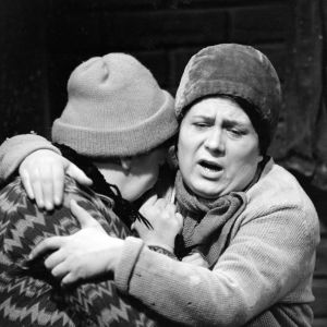 Näyttelijät Raili Veivo (Lyyti) ja Ritva Valkama (Martta) tv-draamassa Lennu (1967).