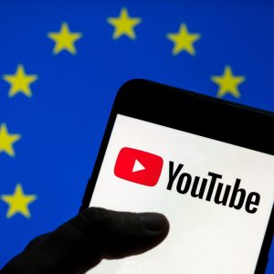 Youtubes logotyp mot en blå bakgrund och EU:s stjärnor