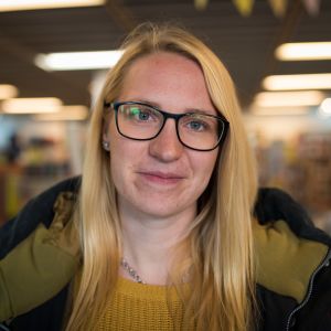 Daniella Lindström besöker ofta bokhandeln som blivit utsedd till årets bokhandel 2018. blond kvinna med glasögon