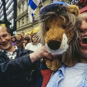 Juhlakulkuetta Helsingissä jääkiekon maailmanmestaruuskisojen jälkeen 1995