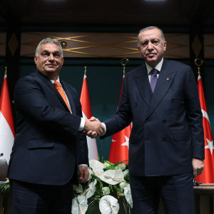 Viktor Orbán och Recep Tayyip Erdoğan i kostymer skakar hand.