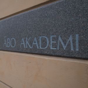 Bild av en skylt där det står Åbo Akademi. 