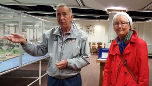 Sten Hansen, en av Nybyggarne tillsammans med DoDo Ingman. Sten Hansen och DoDo, Doris Ingman intill miniatyrstaden Mariehamn på 1920-talet.