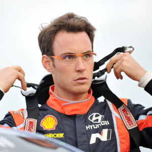 Thierry Neuville har det svårt i Mellersta Finland (arkivbild). Thierry Neuville under VM-rallyt i Polen.