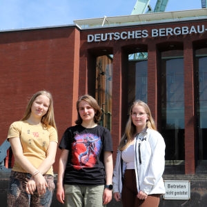 Lisa Engblom, Maria Kruglova och Fiona Nordell framför det tyska gruvmuseet.