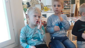 Nils Sundstedt och Elmer Hällund gör tecknet för "ut". Barn i daghemmet Bamse i Purmo, Pedersöre