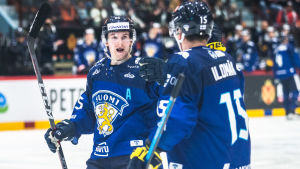 Finland vann över både Tjeckien och Ryssland i Brno. Sakari Manninen och Arttu Ilomäki jublar.