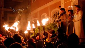 Kröningen av Östnylands lucia 2015, Anna-Julia Stråhlmann (arkivbild). Fackeltåg vid luciakröning i Borgå.