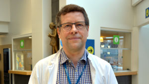 Ledande infektionsläkare Juha Salonen på Vasa centralsjukhus säger att man ska kontakta sin lokala hälsovårdscentral om man misstänker coronavirus. Porträtt av Juha Salonen.