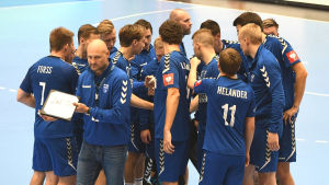 Ola Lindgren litar på sina båda vänsteryttrar. Finlands herrlandslag i handboll under en timeout i VM-kvalmatchen mot Cypern hösten 2019.