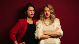 Eva Frantz och Hannah Norrena Mörkhårig kvinna och ljushårig kvinna grimaserar