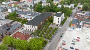 Det nya kulturhuset i Karis (den långa byggnaden mitt på bilden) hör till stadens stora investeringar de närmaste åren. Så här såg en skiss ut när planerna offentliggjordes. Som bäst rivs det gamla Fokushuset. Flygfoto över Karis centrum där det planerade Fokus kulturhus syns.