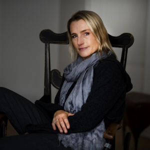 Sandmans arbete i Tanzania är ett resultat av ett forskningsprojekt. Hon är delägare i ett företag som utvecklar hållbara möbler nära staden Iringa. Helena Sandman