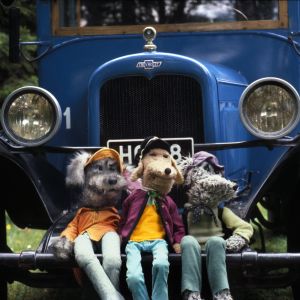 Karvakuonot Riku, Eno-Elmeri ja Ransu Tassu-auton nokalla istuskelemassa.