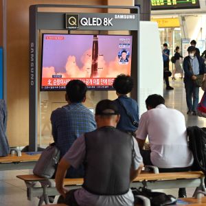 Människor på en järnvägsstation i Seoul följde med nyheterna om den senaste nordkoreanska provskjutningen på onsdag morgon.
