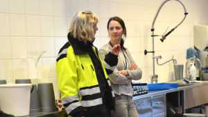 Mona Gullblom och Sanna Rönn Mona Gullblom och Sanna Rönn står och samtalar lutade mot en diskbänk