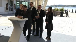 Fem nordska statsministrar undertecknar ett dokument.