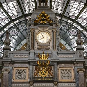 Den praktfulla stationsbyggnaden i Antwerpen byggdes med vinster från gummiutvinningen. Järnvägsstationen i Antwerpen