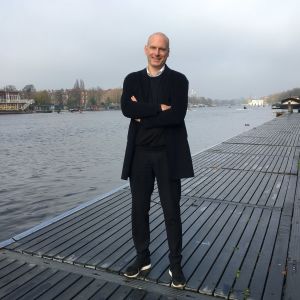 Bart Drenth leder företagarorganisationen MKB i Amsterdam. Bart Drenth vid kajen till roddcentret i Nederländerna. Han är en lång man i medelåldern.