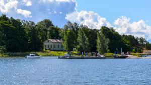 Butiksbåten stannar vid både skolbryggan och ångbåtsbryggan på Pörtö En ö ute i skärgården.