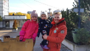Jaakko Kölhi var ute och lekte med sina barn på tisdagen. Kölhis familj klarar sig förhållandevis bra ekonomiskt. Kölhi anser att det skulle vara bra om fler pappor stannade hemma med barnen. Vidare kunde daghemsavgifterna sänkas. En man iklädd orange jacka håller ett litet barn, till vänste om paret poserar en flicka iklädd en ljusröd overall.