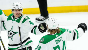 Roope Hintz och Miro Heiskanen är nyckelspelare i Dallas trots att de spelar på billiga rookiekontrakt. Roope Hintz och Miro Heiskanen reagerar på isen iklädda lagets vita och gröna tröjor och full ishockeymundering.