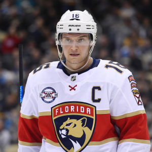 Aleksander Barkov under ett spelavbrott i en av Floridas NHL-matcher.