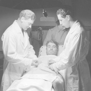 Upp till 10% av hela den svenska läkarkåren var i Finland under vinterkriget. Här behandlar svenska läkare en soldat i Kemijärvi 11.2.1940. Svenska läkare behandlar en skadad soldat i Kemijärvi 11.2.1940 under vinterkriget.