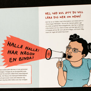 Från en av Mensens informationsbroschyrer. Tecknad bild i informationshäfte om mens, där en flicka ropar i en megafon "Hallå, hallå! Har någon en binda?"