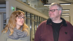 Studerande Frida Sjögren och professor Stefan Willför. Frida Sjögren och Stefan Willför